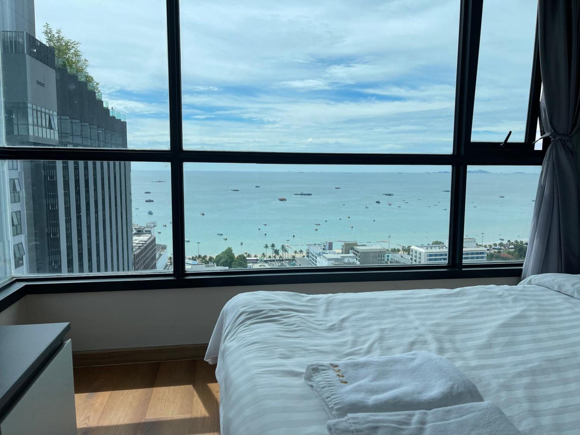 The Base Pattaya By Feng Apartment Exterior photo